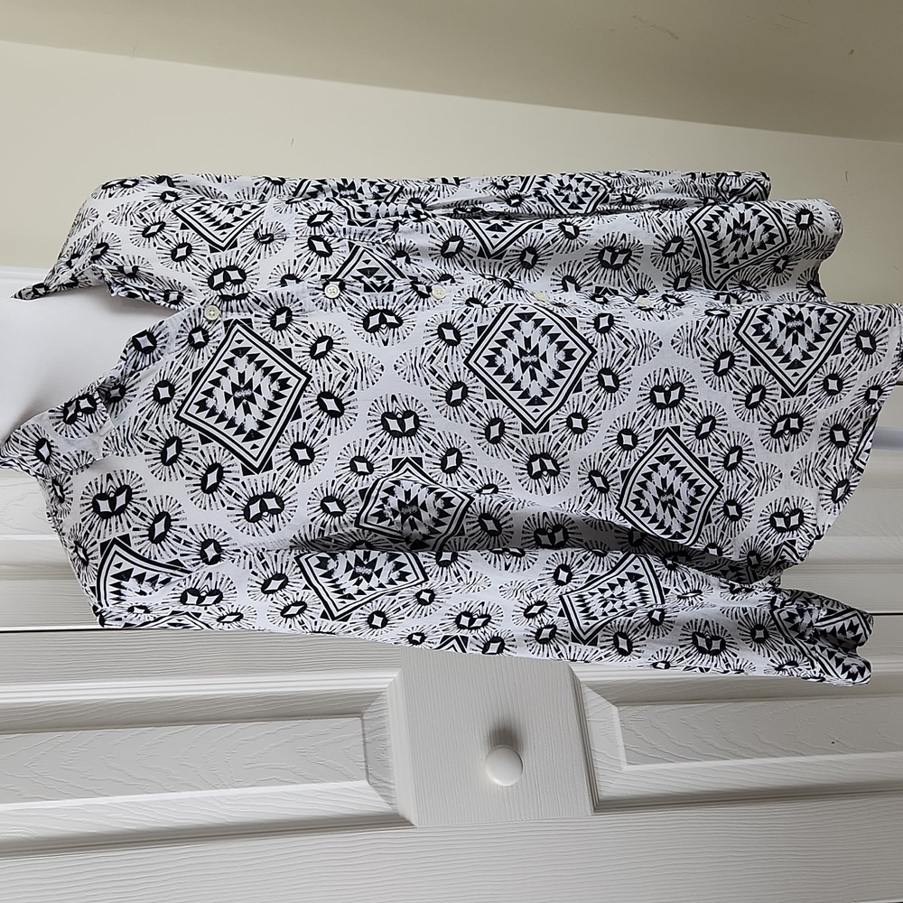 Old Navy M Black and White Patterned Button-Up Shirt